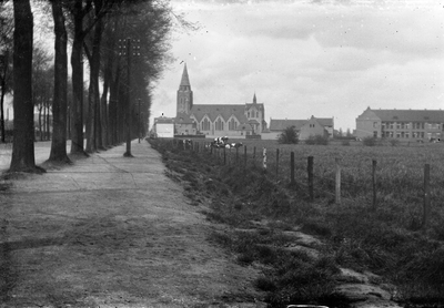 812332 Gezicht op de St. Ludgeruskerk aan de Amsterdamsestraatweg (links) te Zuilen met rechts de R. K. Fröbelschool ...